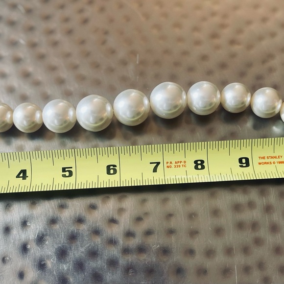White House Black Market Elegant White Pearl Necklace - Picture 9 of 10